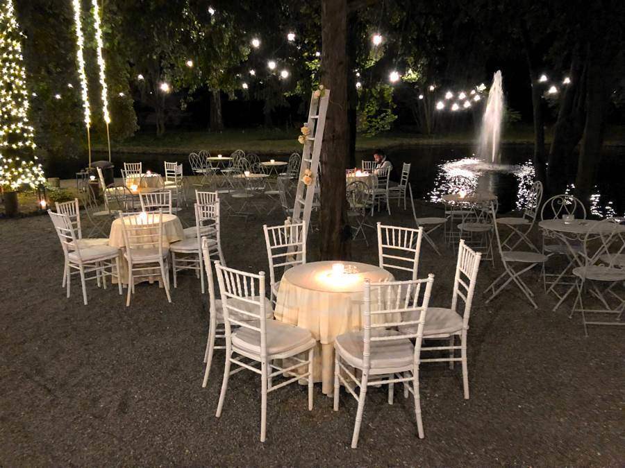 Matrimonio nel parco in riva al lago