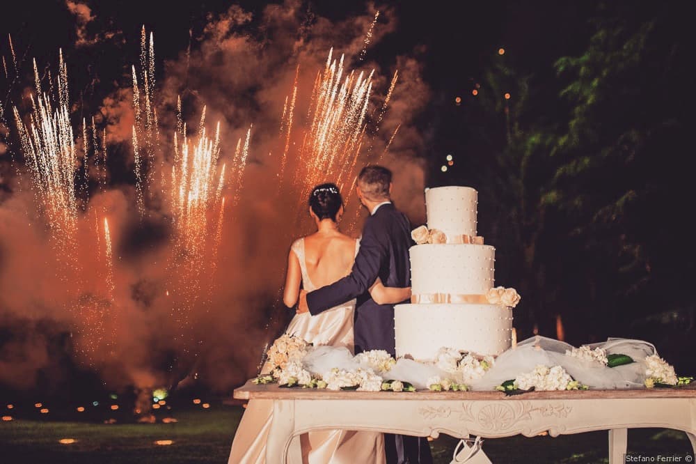 Taglio della torta per un matrimonio a Villa Acquaroli